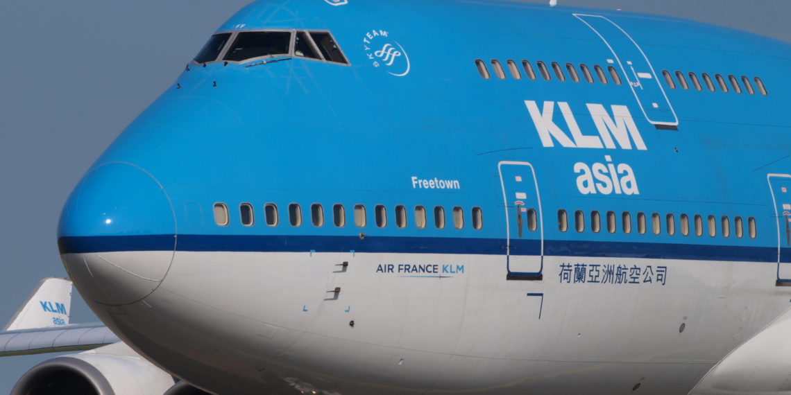 KLM deelt mondkapjes uit aan bemanning
