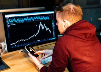 De beurzen herstellen weer (iets) na mega verlies. Marcel Tak praat ons bij