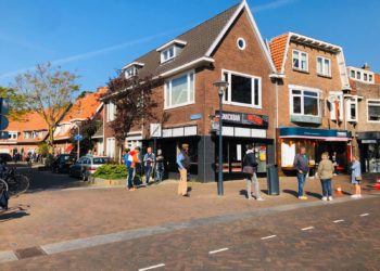 Lange rij bij bakker op Binnenweg