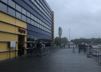 IKEA weer open; lange rij voor de deur in Haarlem