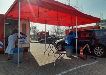 Een coronatest drive-trough. Hoe werkt dat? We vroegen het de GGD