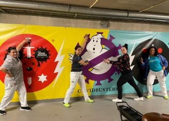 Ziekenhuispersoneel krijgt kunstwerk als dank voor hun heldenwerk