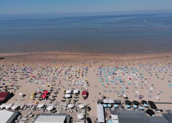 “Gezellig druk aan de kust”