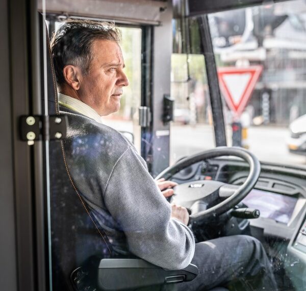 Buschauffeur voortaan afgeschermd, instappen aan de voorkant van de bus mag weer