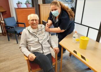 Eerste oudere in woonzorginstelling Sint Jacob krijgt zijn coronaprik