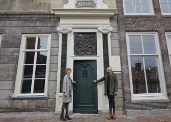Monumentale deur Teylers Huis symbolisch geopend