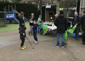 Stichting De Baan prikt en raapt enthousiast kilo’s zwerfafval bij elkaar