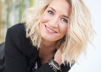 Cabaretière Janneke Jager over wachtrijen, theater en de impact van Alzheimer