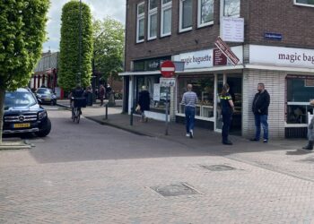 Verwarde man zwaait met zwaard en overvalt bakker