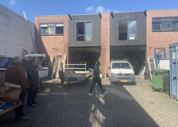 Ondernemers geschrokken door grote brand Waarderpolder: “Ik zag vuurballen”