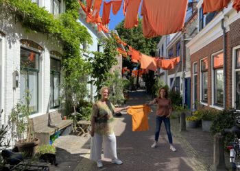 Niet de vuile maar de oranje was is buiten gehangen: ”Er hangen zelfs twee bh’s bij”