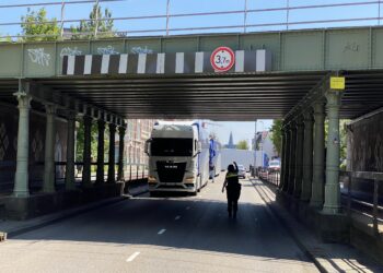 Race-vrachtauto’s zorgen voor verkeersopstopping in centrum Haarlem