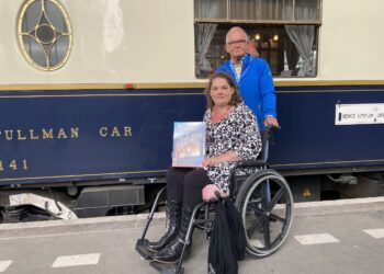 Historische trein rijdt station Haarlem binnen: “Ik heb er alles voor over om dit te zien”