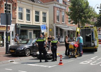 Bestuurder scooter zwaargewond na val op Gedempte Oude Gracht