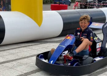 Kinderen wanen zich Max Verstappen op eigen circuit in Zandvoort