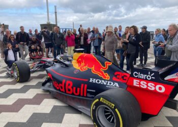 Formule-1 racewagen van Max staat op Badhuisplein