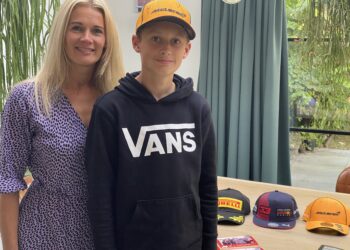 Mislukte selfie met Mercedes-baas omdat moeder belde niet erg: “De video is veel leuker”