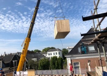 Kant-en-klare hotelkamers op gebouw gehesen in het centrum van Haarlem