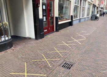 Grote rijen bij testen voor toegang in centrum blokkeren winkels en etalages