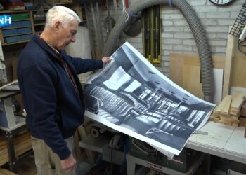 Santpoorter Kees bouwt in zijn schuur het complete interieur van de iconische Blauwe Tram na