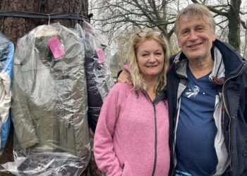 Stel hangt bomen vol met jassen voor minderbedeelden: “Wat is er mooier dan delen?”