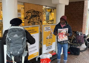 Straatjournaalverkoper Mo schrijft meer dan honderd kerstkaarten: “De mensen zijn heel blij”