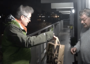 Buurtouders delen samen met burgervader pakketten uit in Schalkwijk: “Heel erg mooi”