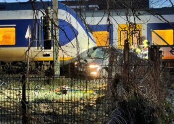 Auto geschept door trein op Kleverlaan, twee mensen gewond