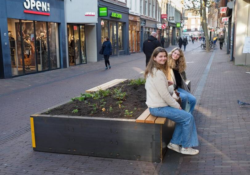 Nieuwe plantenbakken moeten ‘te saaie en te lege’ Grote Houtstraat opfleuren