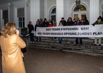 Tientallen Overveners protesteren met lawaai voor gemeentehuis tegen komst statushouders