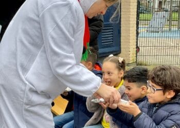 Alternatief kerstdiner met sneeuwpop en poffertjes op basisschool de Piramide