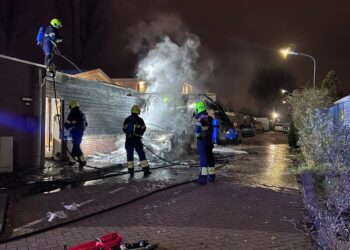 Camper uitgebrand aan Oorkondelaan, auto zwaar beschadigd door vlammen