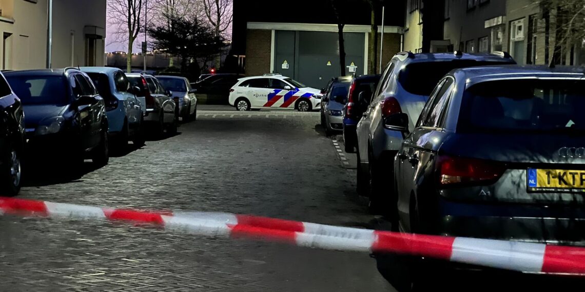 Knallen gehoord in Indische buurt, politie vindt kogelgat en stoeptegel door ruit