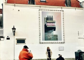 Haarlemse kunstenaars exposeren hun werk op muur in de Jansstraat