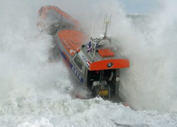 Alle opvarenden van boord gehaald, stuurloos schip afgedreven naar windmolenpark