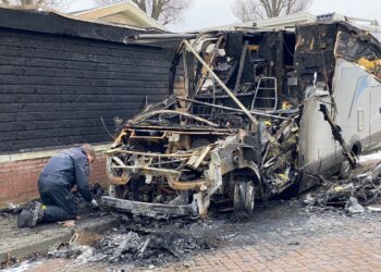 Camper gaat in vlammen op: “Ik was bang dat de gasflessen zouden ontploffen”