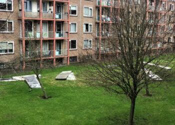 Storm Corrie raast over regio: platen waaien van dak, uitval van treinen