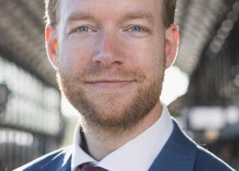 Raadslid Wiedemeijer over verkoop oud V&D pand: “Er is een gebrek aan betaalbare woningen, dure appartementen voegen daar niets aan toe”