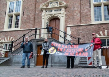 Luidruchtig protest tegen zetel FvD bij installatie Haarlemse raad