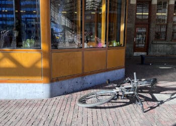 Fietser ramt ruit van koffiezaak bij het station