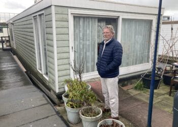 Woonbooteigenaren Waarderhaven zijn verzakte tuinen zat, oplossing kost tonnen