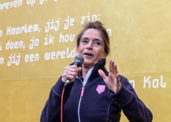 Buitenmuur Mendelcollege opgesierd met levensgrote ode aan Yvonne van Gennip