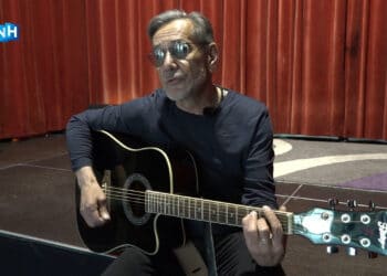 Oekraïense muzikant krijgt het podium, maar zonder zijn bandleden die strijden in de oorlog