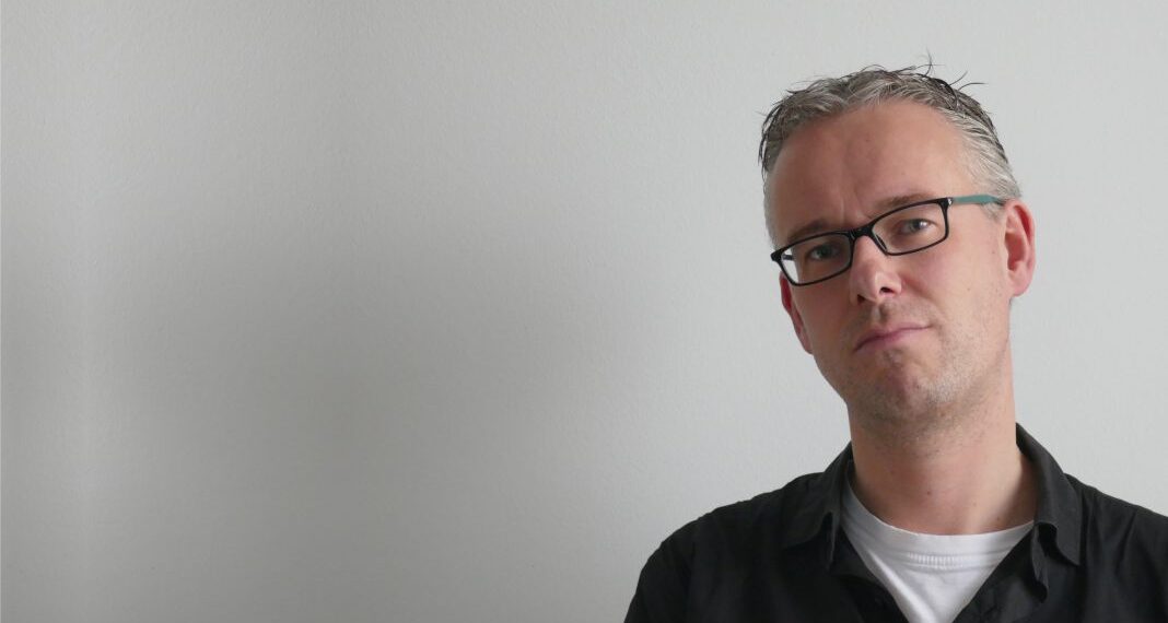 Journalist Chris Aalberts over demonstratie tijdens installatie: “De vraag is wat het gemiddelde raadslid nu gaat doen nu ze met Hartman in de Raad zitten”