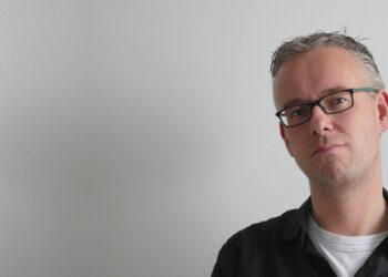 Journalist Chris Aalberts over demonstratie tijdens installatie: “De vraag is wat het gemiddelde raadslid nu gaat doen nu ze met Hartman in de Raad zitten”