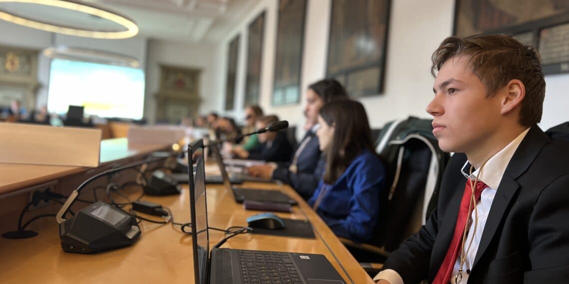 Scholieren spelen de United Nations na: “Denken over wereldproblemen vind ik leuk”