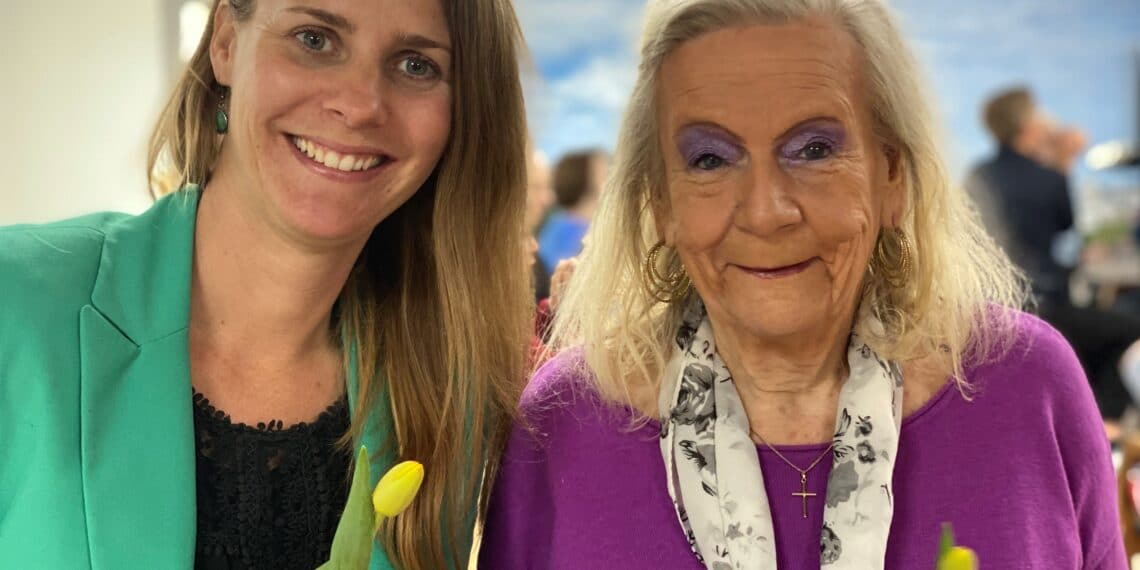 Goeddoener Henny geeft tulpen in ontmoetingscentrum voor mensen met haperend brein