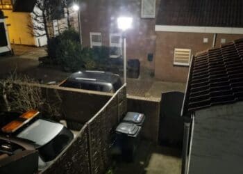 Nieuwe straatverlichting zorgt opnieuw voor overlast in Zandvoort: “Dit is een straat, geen voetbalveld”