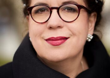 Luister terug: Francis van Broekhuizen over haar nieuwe boek ‘Bij twijfel hard zingen’