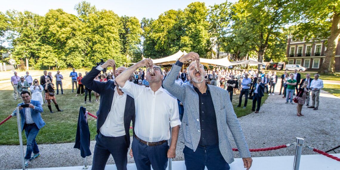 Burgemeester Wienen hapt haring op haringparty, Partij voor de Dieren verrast met ludieke actie